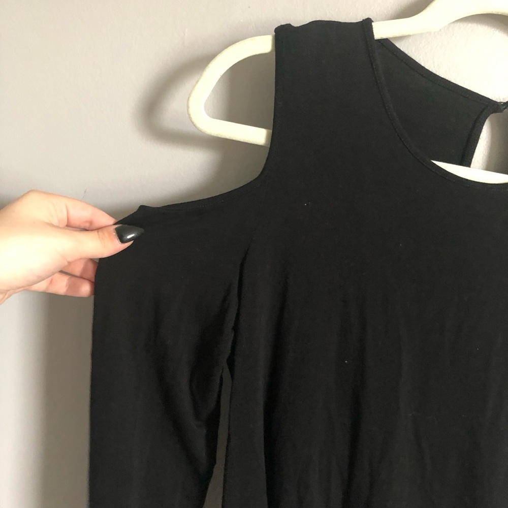 Vince Camuto Long Sleeve Cold-Shoulder Top PETITE - Picture 2 of 5
